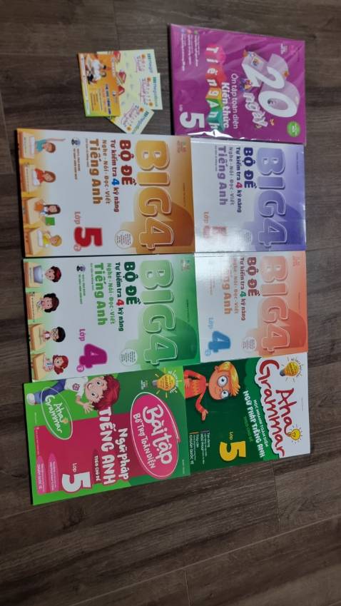 sách Big 4 có vẻ giấy in hơi mỏng, bìa sách không được cứng cáp bằng Aha Gramma. Nhưng nói chung hay nên mua