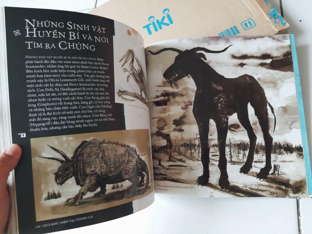 Sách đẹp xuất sắc. Các hình ảnh, chi tiết minh họa khá bắt mắt. Chất lượng giấy tốt; Bìa sách óng ánh trang trí đẹp. Là một PotterHead thì mình thấy quyển này nên được đưa vào bộ sưu tập HP, rất hợp lý luôn. 
Đọc các nhận xét trước (nào là lỗi gáy sách,...) cũng làm mình khá băn khoăn khi đặt mua sách. Nhưng khi mua quyển này xong lại thấy rất hài lòng về sản phẩm này.
Ngoài ra vừa đặt hàng hôm trước (T6) vậy mà hôm sau (T7) đã có hàng giao đến rồi. Hơn nữa cảm thấy khá vui vì gặp anh giao hàng thân thiện, không có gắt gỏng như bạn mình nói.
Lời nhận xét đến đây là hết. Cảm ơn Tiki.