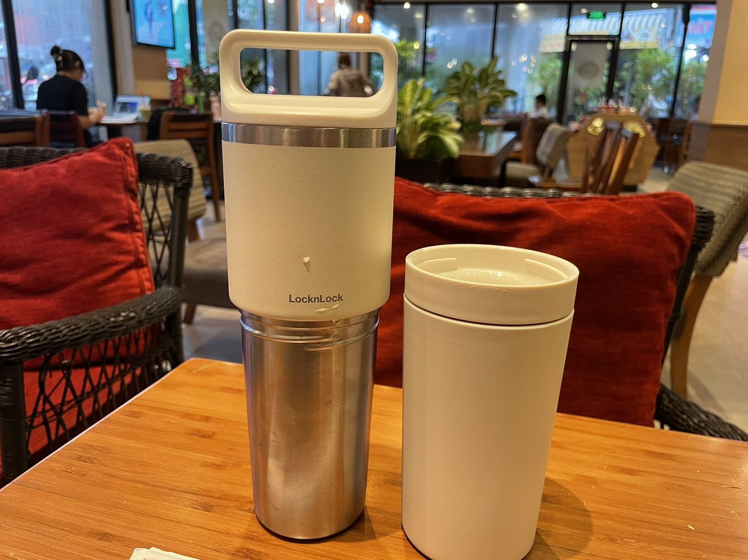 Tiki xử lý đơn hàng nhanh, việc đổi trả khi sản phẩm bị lỗi được xử lý nhanh gọn, sản phẩm được đổi trả nhanh chóng trong vòng 24g.

Bình giữ nhiệt ở môi trường trong phòng/ nhà không kèm chất lỏng, chỉ đựng đá thì giữ lạnh được hơn 12g đá vẫn còn gần như nguyên xi ban đầu. Trường hợp đựng nước + đá thì ở môi trường ngoài thời giữ được đá không tan trong vòng 3 tiếng đổ lại thôi, và xung quanh miệng bình sẽ bị đổ mồ hôi.

Cái tiện lợi của bình này là có ly riêng.