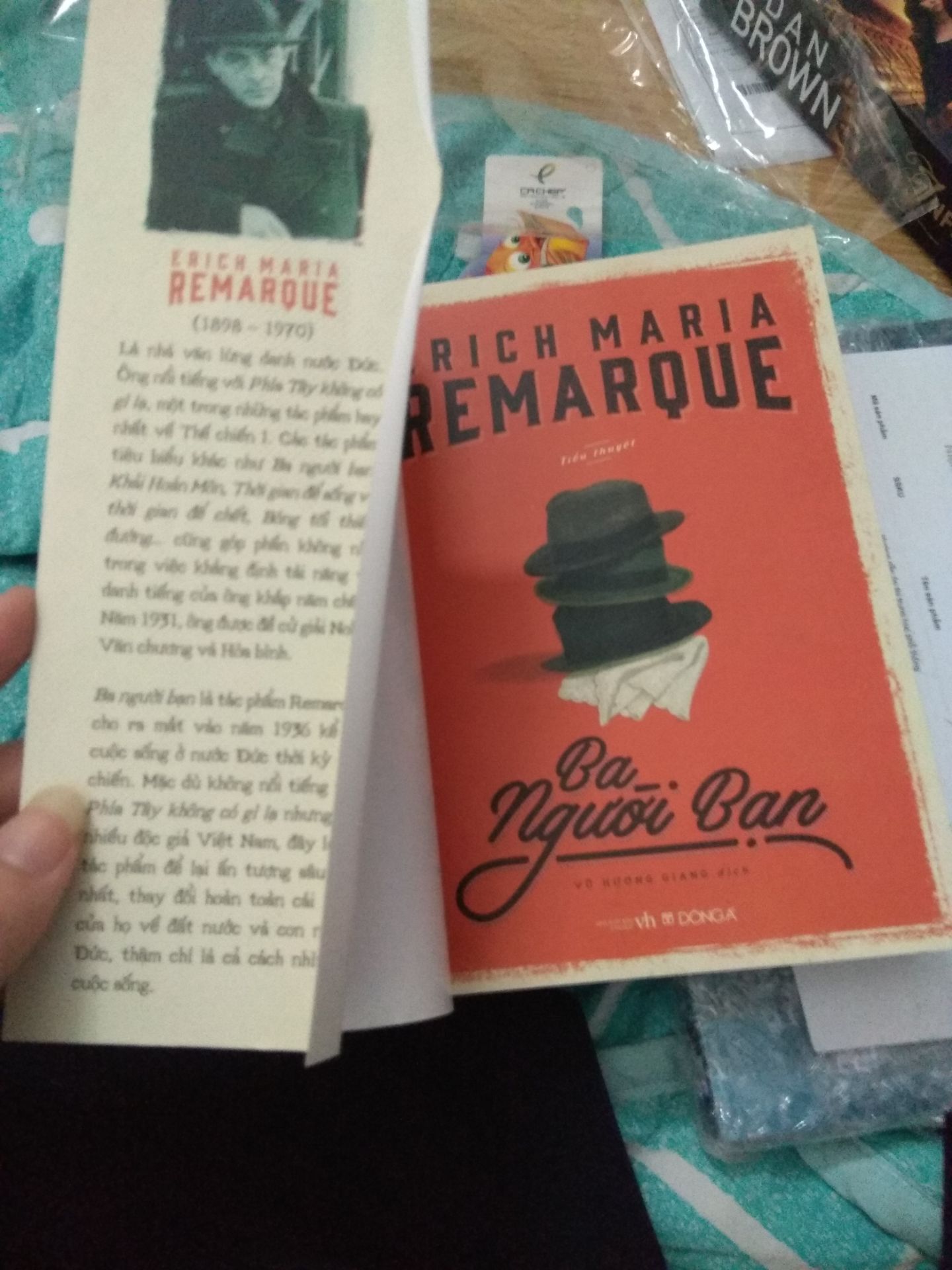 bên ngoài nhìn thì rất đẹp nhưng vừa mới mở ra đã thấy tình trạng như vậy, tuy chỉ là bìa áo thôi nhưng nhìn rất khó chịu
