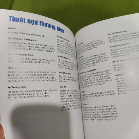 Biết đến Richard Moore như một tượng đài về xây dựng chiến lược thương hiệu. Cuối cùng ông cũng đã cho ra mắt cuốn sách Kiến tạo chiến lược hình ảnh thương hiệu này. Cuốn sách là một sự tiếp cận đến nguồn tri thức khổng lồ của ông. Các kiến thức nền tảng về nhận diện thương hiệu được trình bày dưới dạng từng bài viết nhỏ giúp mình tiếp nhận thông tin dễ dàng hơn. Có những thông tin mà mình hiếm khi thấy khi đọc báo. Sẽ vừa đọc vừa áp dụng dần dần vào trong công việc của mình.