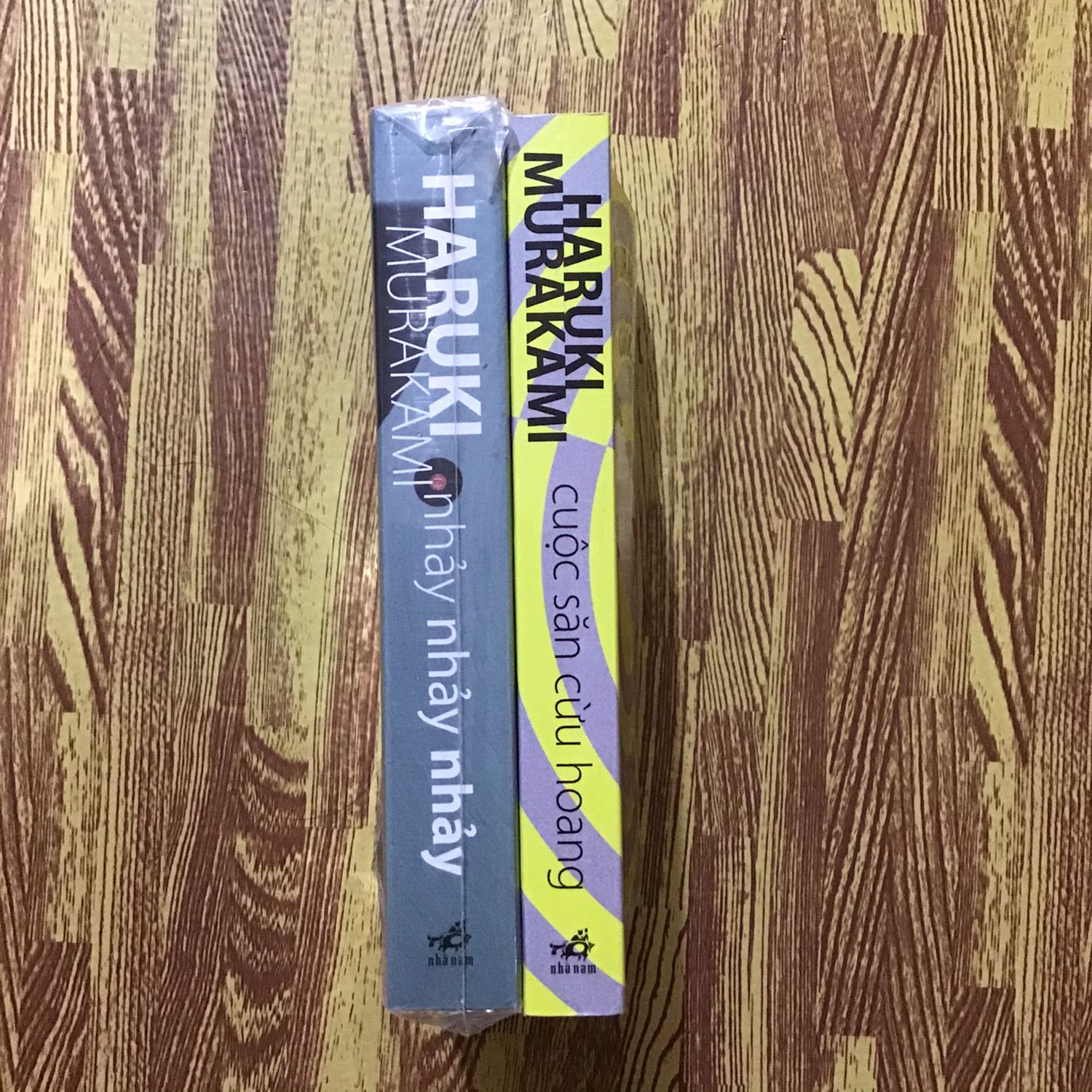 Ôiiiiii...giao hàng ngày mưa,nhất là sách thì lo ghê gớm,chẳng may ướt lại mất công đổi trả. Nay gặp đúng mấy ngày miền bắc mưa to,các đơn vị vch dù cũng cẩn thận che chắn thùng hàng nhưng k thể tránh hết mưa thấm vào đc,lúc nhận hàng cái hộp của mình mềm oặt lo quá,may ở ra bên trong chưa thấm ướt,q cuốn đc túi bọc k lo,cuốn còn lại cảm giác hơi ẩm thôi,để ngoài hoặc sấy nhẹ tí là khô. Sách mới,mua hôm Nhã Nam sale kèm mã giảm nên khá ưng ý