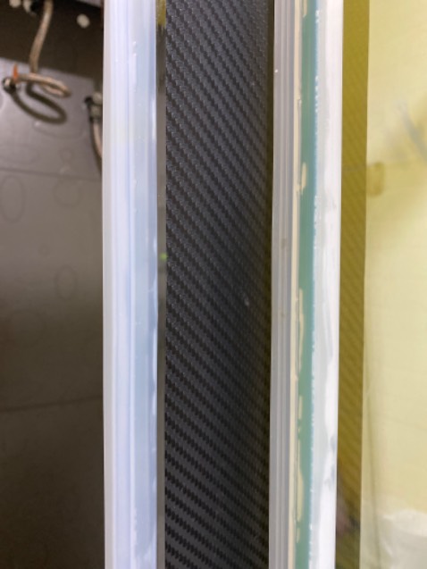 Hàng như hình, shop tặng keo. Ngon lành, Anh nào muốn dán chắc chắn thì vệ sinh kỹ vị trí dán, dùng cồn hoặc dung dịch rửa sạch để khô dán. Lấy máy khò nhiệt cho chắc