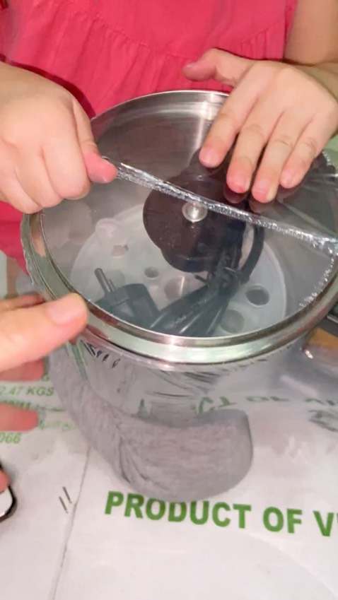 Vừa mua về rớt ốc vít ra. Mình có phản hồi tiki. nhưng chỉ rớt ốc mình gắn lại thử và nấu thì vẫn nấu dc. Mà ốc gắn vô xong lại rớt đâu mất tiêu mình không tìm lại dc ốc nên không nhờ hỗ trợ đổi dc. Nhưng tiki có hỗ trợ bảo hành thì vui lòng xử lý giúp. Mình coi mấy bình luận 1,2 sao có hình ngta chụp đưa lên nhưng khi nhấp vô thì ra hình khác, hk hiểu dc.