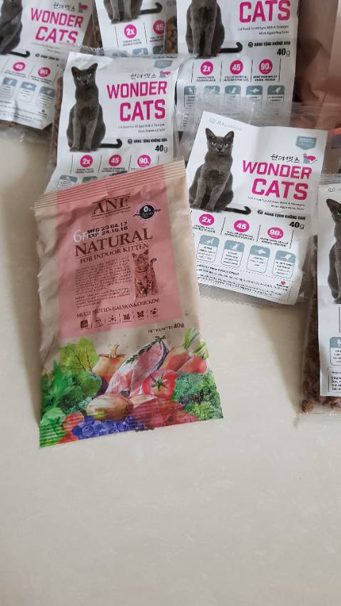 Hàng giao sớm 1 ngày.Anh shipper vui, thân thiện.
Gói thức ăn 2×5kg được đóng gói cẩn thận, an toàn.Có nhiều quà tặng kèm theo. Hôm nay mình mới khui hàng,thấy date còn xa. Mình rất hài lòng. Cảm ơn shop.