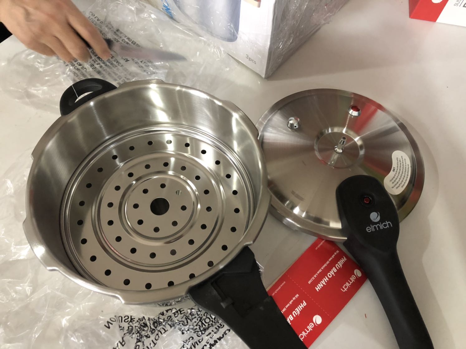 LƯU Ý VAN XẢ ÁP:
1. Nồi đẹp, chắc chắn, bắt từ tốt, 4l phù hợp gđ 4-6 người, inox 304, ko có gì để chê, rất ưng.
2. Tiki giao hàng nhanh. Giá rẻ hơn nhiều so với mua ở nơi khác. Yên tâm chính hãng.
3 Lưu ý van xả áp: Giao thiếu van cho mình. Tiki và TT bảo hành của Elmich đã giao bù lại. Khuyên bạn nào mua nồi lưu ý: quay clip khi mở hàng; Kiểm tra kỹ ở miếng xốp có gắn van xả áp (cục tròn tròn màu đen nắp đỏ) ko? Tgian giao bổ sung đồ cũng mất 1 tuần đó.