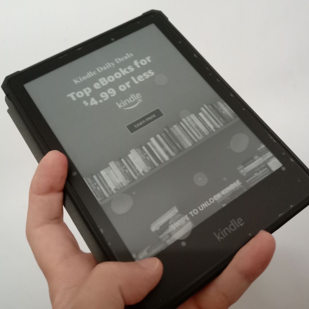 Sản phẩm nguyên seal, bên trong hoàn hảo. Mình chỉ xin góp ý shop là nên gói hàng chắc chắn hơn. Máy đọc sách thuộc loại mỏng manh mà shop gói trong hộp quá to, không có đệm mà lại chỉ cho thêm 1 lớp bọc bong bóng. Bên vận chuyển giao cái hộp tới nhìn muốn khóc luôn á. Sản phẩm nguyên seal, bên trong hoàn hảo. Mình chỉ xin góp ý shop là nên gói hàng chắc chắn hơn. Máy đọc sách thuộc loại mỏng manh mà shop gói trong hộp quá to, không có đệm mà lại chỉ cho thêm 1 lớp bọc bong bóng. Bên vận chuyển giao cái hộp tới nhìn muốn khóc luôn á.