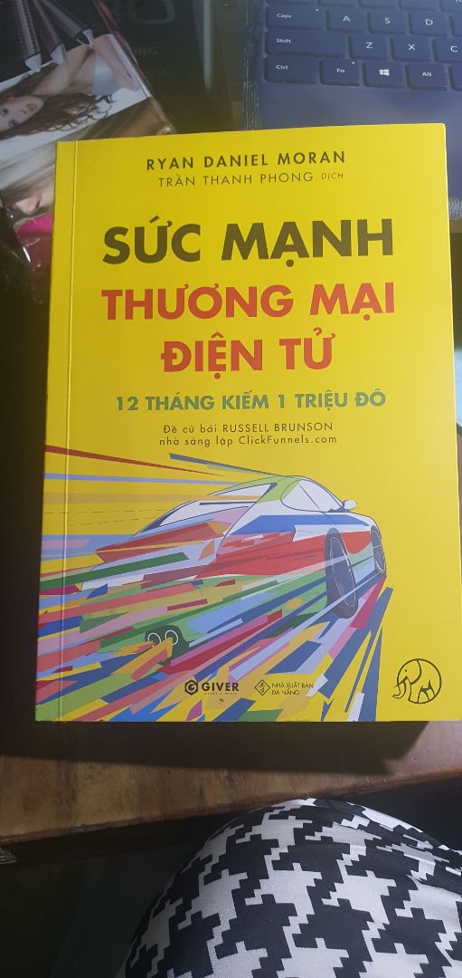 Cuốn sách quá hay về tư duy, cách làm trong TMĐT. 
Bất kể người nào làm tmđt đều nên đọc để học đc tư duy từ 1 nhà bán hàng rất thành công ở AMAZON
