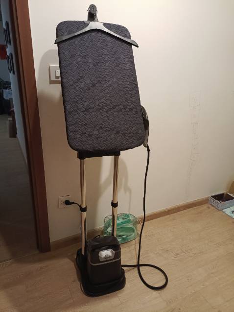 Sản phẩm rất tốt, đúng mô tả. Lúc đầu mình cũng hơi băn khoăn vì có một review nói rằng tay cầm nóng, nhưng khi sử dụng thì không nóng đến mức như vậy, rất an toàn. Nhiệt đều, hơi mạnh, là quần áo rất thích, đây là sản phẩm bàn là hơi nước mình dùng thích nhất từ trước đến giờ. Đóng gói rất cẩn thận, giao hàng nhanh, giá cũng hợp lý.