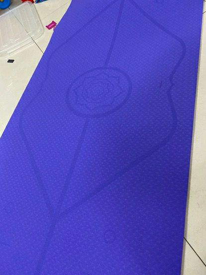 màu nổi quâ. nhưng cũng đẹp lắm. xốp dày, k trơn trượt, êm , sp toota nên mua nhé mn màu nổi quâ. nhưng cũng đẹp lắm. xốp dày, k trơn trượt, êm , sp toota nên mua nhé mn