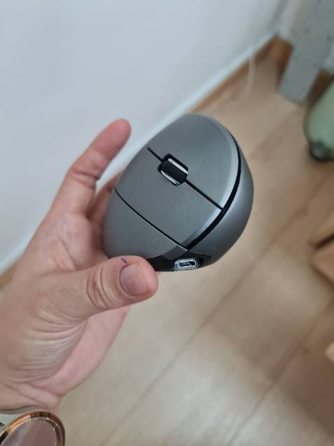 Chuột nhẹ, dễ di chuyển, và đúng là đỡ mỏi cổ tay. Chuột sử dụng dây sạc nên đỡ tốn pin. Tuy nhiên, sử dụng 1 thời gian thì có hiện tương "rơ", ko nhạy lắm và nhanh hết pin. Nhưng vẫn rất tốt so với tầm giá