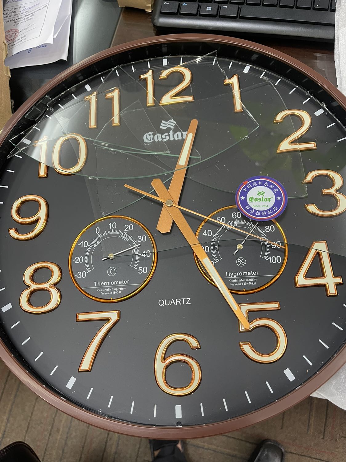 Hàng vận chuyển vỡ kính. Đóng gói rất sơ sài. Thấy vọng 😡