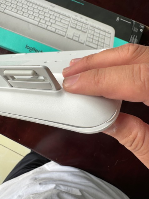 Vừa mới nhận đc đơn hàng khi khui ra thì gặp tình trạng bàn phím bị hở góc phải trên cùng, móp có lẽ do đã bị va đập trong lúc vận chuyển.