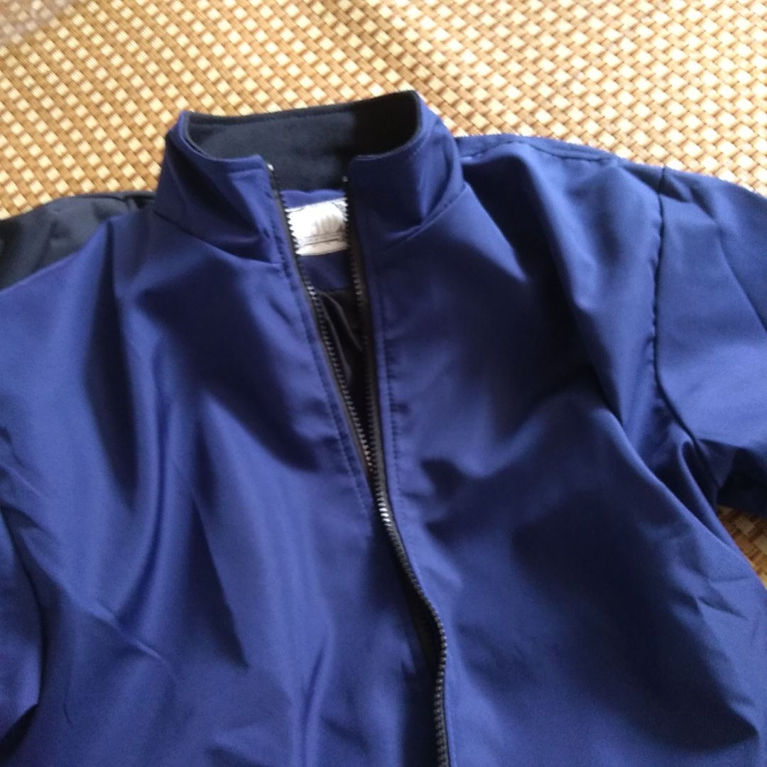 áo giá rẻ nhưng vải đẹp khá dày. vải áo xanh đẹp hơn áo đen.