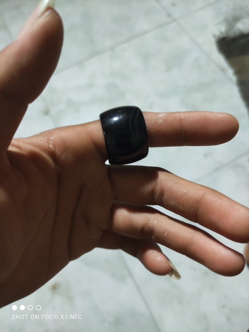 màu đen rất đẹp, có 2 đường ở trên nhẫn , mặt trong ngay cạnh mài hơi lỗi xíu không sao , không biết zide mấy mà to quá mình đeo không vừa