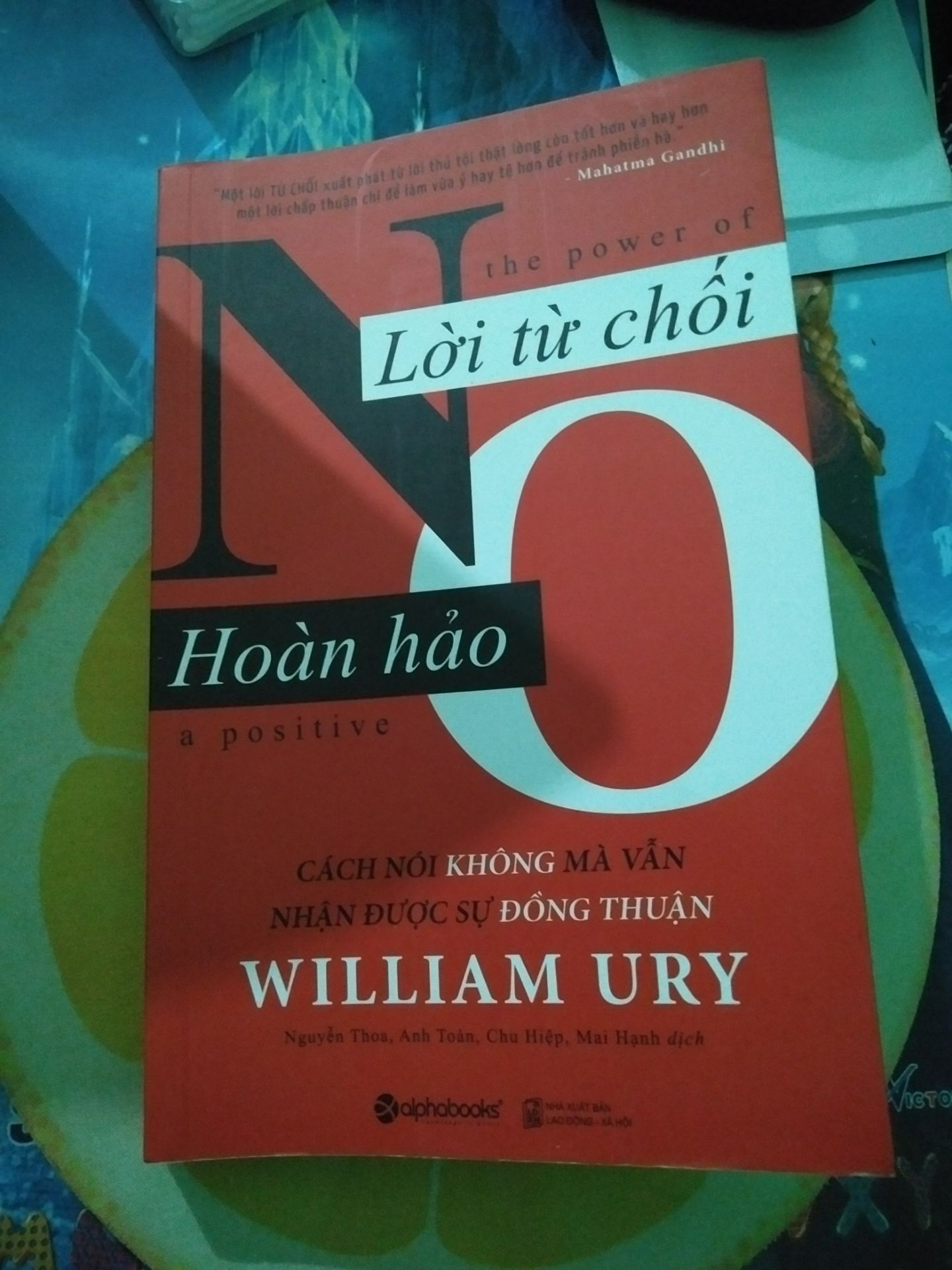 gáy sách bị bóp méo, sách trưng bày nên khá cũ