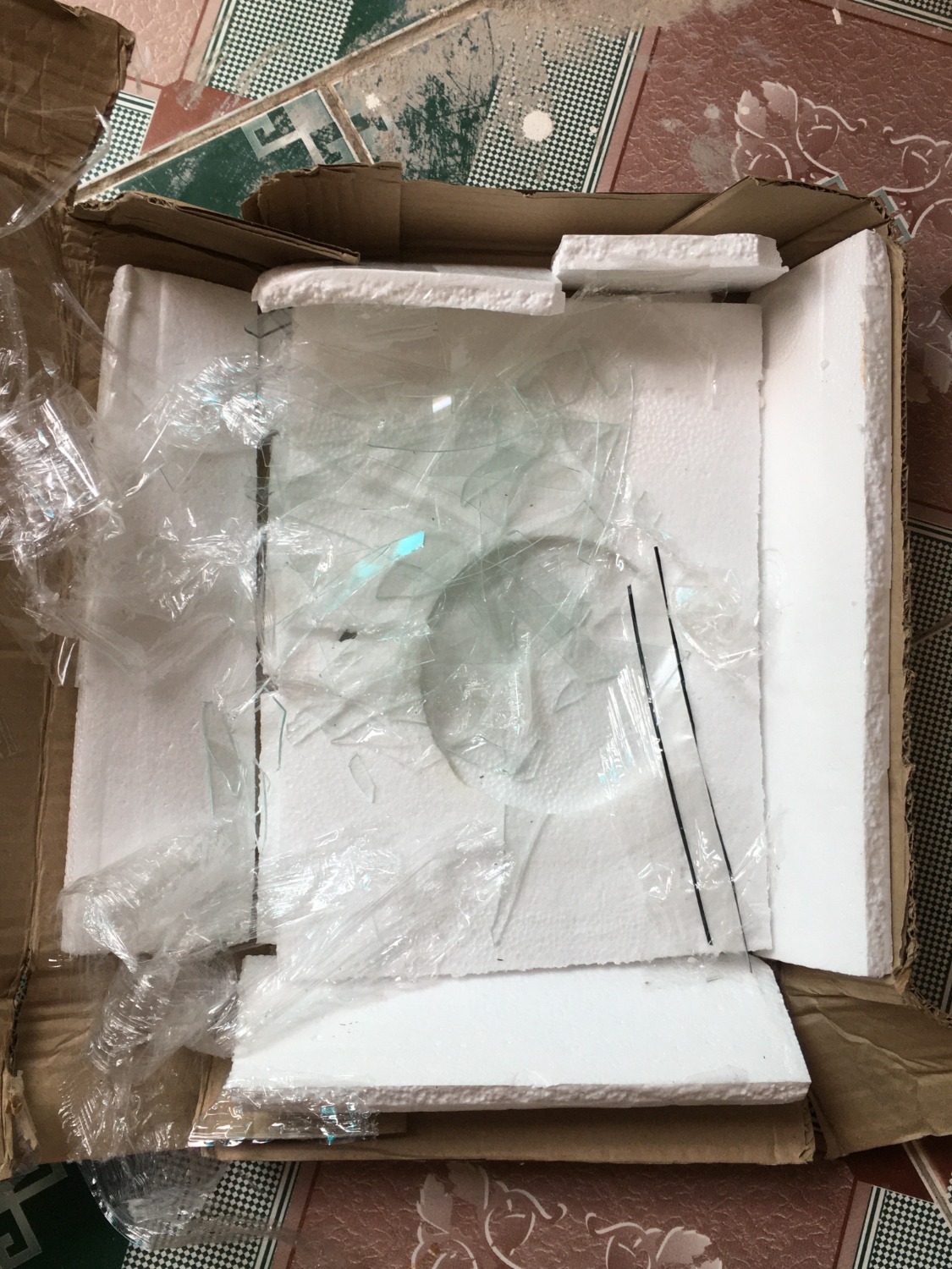 Mình mua sét 6 tranh này, nhưng cũng chỉ nghĩ là tranh vải canvas bình thường và không có kính thôi. Nhưng lúc nhận hàng thì khá thất vọng. 2 tranh lớn trong bộ này rất lỏng lẻo, gỗ rất dễ vỡ, tranh thì ko được rõ nét (mình ko dám đời hỏi cao hơn với mức giá này), kính của 1 bức lớn bị vỡ có thể do vận chuyển. Set 4 bức nhỏ thì oke hơn, kính còn nguyên vẹn nhưng khung gỗ cũng rất không chắc chắn. :(