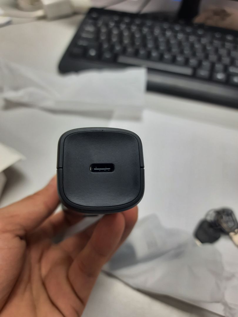 mình mới lấy chưa sử dụng nhưng cảm nhận rất chắc chắn, đường nét sắc xảo, cổng sạc type C