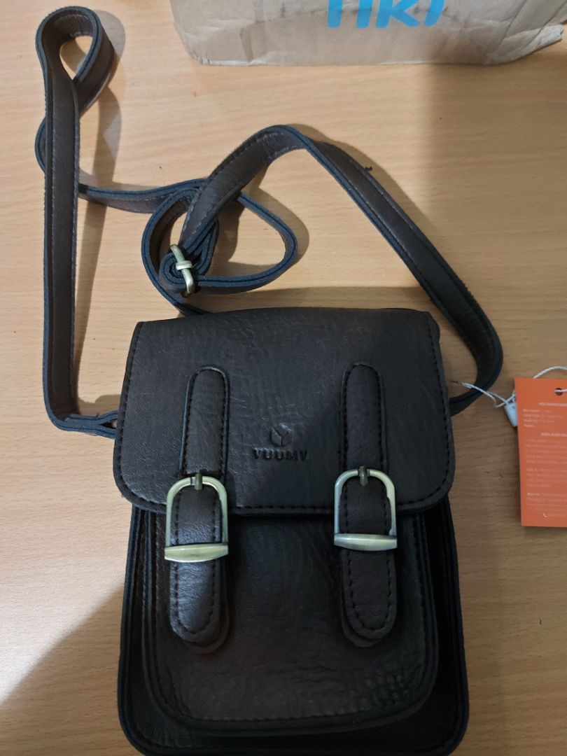 hàng lỗi, khóa hơi méo tuy nhiên chất liệu xài ổn