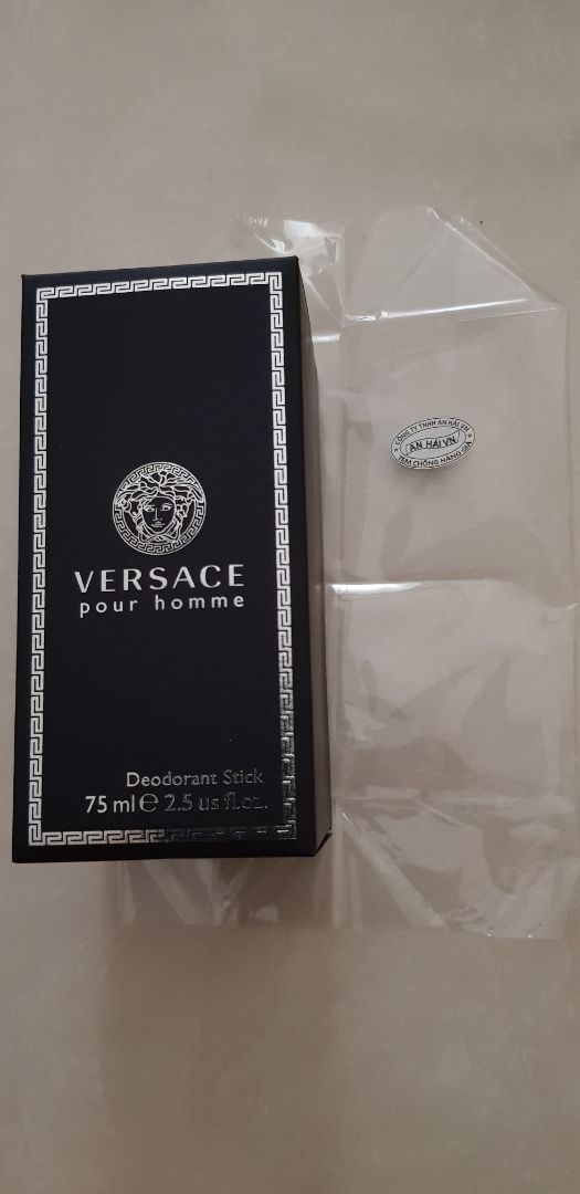 Hàng giao sớm.Hộp được bọc trong một lớp nhựa trong, có dán tem chống hàng giả.Hàng có hình thức rất tinh tế, trau chuốt, hơi cầu kỳ kiểu Versace. Có lớp nhựa garantie bao lấy phần sáp của lọ deodorant. Sơ bộ nhận xét: mùi hương mát lạnh xen lẫn một tia cay nồng. Chính mùi cay khó mô phỏng này làm nên nét sang trọng cho mùi hương. Trên đây là cảm nhận của riêng cá nhân mình .