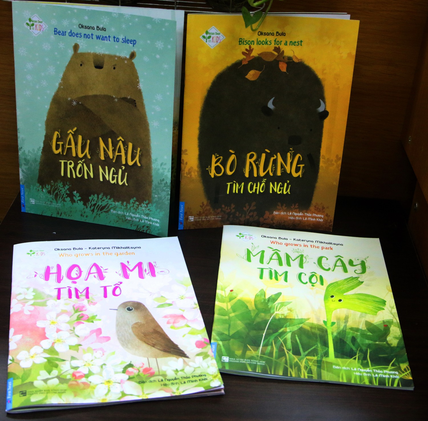 Những câu chữ trong truyện khá ngắn gọn, dễ hiểu dành cho trẻ, đặc biệt tranh minh họa rất đẹp, đa sắc tạo sự cuốn hút. Mỗi câu chuyện là một trải nghiệm khám phá thiên nhiên ngay quanh mình, mà có thể trong cuộc sống ngay cả những người làm cha mẹ như chúng ta cũng không để ý. Nhờ đó, trẻ biết quan sát hơn, chú ý hơn, hiểu biết hơn giúp các giác quan của trẻ trở nên nhạy bén, khả năng kết nối tốt hơn. Và trên tất cả là nuôi dưỡng tình yêu thiên nhiên trong trẻ. Mình thấy tác giả chọn chủ đề cho bộ sách là “Nature smart for kids” nghĩa là “Trí thông minh thiên nhiên”, mình nghĩ điều này rất cầ thiết cho trẻ, giúp trẻ tăng khả năng về sự nhận biết về thế giới xung quanh. Mỗi tối mình đều kể cho cháu một câu chuyện hay chỉ cần cho trẻ tiếp xúc với những gam màu sinh động cũng đủ kích thích trẻ khám phá hơn, tìm tòi hơn, để khi ra thực tế không còn bỡ ngỡ.