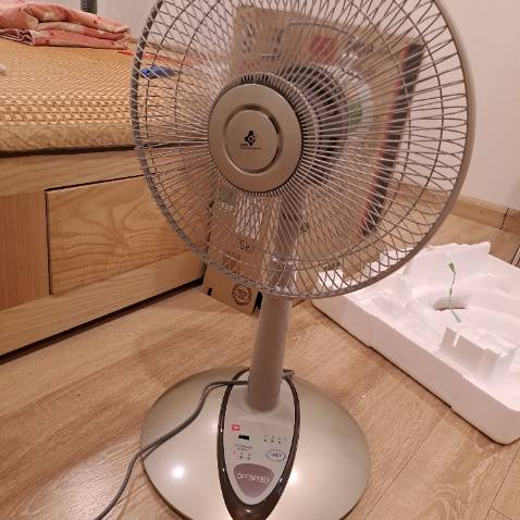 Quạt khá nặng khg nhẹ như quạt tàu, chạy êm , cánh nhỏ . Bền hay không thì không rõ . Có 3 nấc gió.