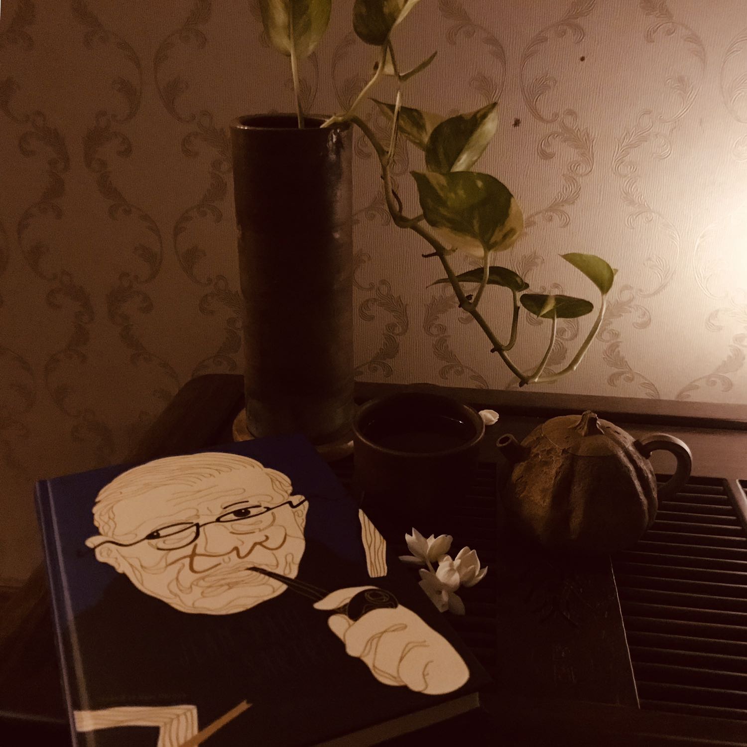 Tôi thích quyển sách này bởi nó có rất nhiều điều đặc biệt, nhất là khi đối chiếu cuộc đời của Jean Paul-Sartre với cá nhân mình.

Sartre lớn lên trong một gia đình trí thức và vì vậy trong tự truyện này, ông lột tả cuộc sống trưởng giả đó với rất nhiều châm biếm để phê phán lối sống chuộng hình thức. Và bản thân tác phẩm cũng là sự châm biếm của ông dành cho mình khi nó được viết bằng thứ văn “trưởng giả” sang trọng và đa nghĩa (dĩ nhiên lối văn này không dành cho đại chúng).

Tôi thích nó bởi chăng tôi sinh ra trong một gia đình bình thường nhưng là người thích “nghi lễ” nên lắm lúc tự xây dựng quanh mình những thứ quy tắc - nghĩa là trái ngược với Sartre. Phải chăng người ta thường mơ tưởng và yêu thích thứ họ chưa có và phải chăng vì không có sẵn cuộc sống trưởng giả nên tôi mới xây dựng nó? Đọc những dòng ông viết, lắm lúc tôi phì cười vì thấy nó đúng, đúng lắm và đọc cứ như được nghe con người đó đang chửi rủa, phê phán mình cách cay nghiệt - đó cũng là một khoái cảm trưởng giả lạ đời chăng?