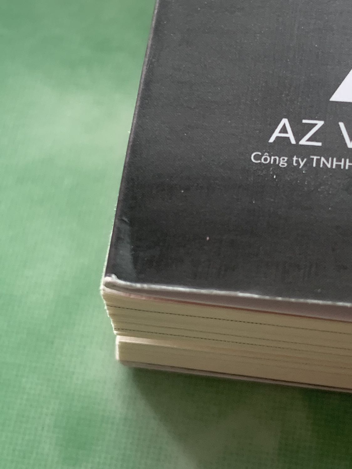 Sách đẹp, to hơn ở trong ảnh nhiều, khi nhận hàng mình cũng khá bất ngờ luôn ấy😅, ở cuối góc bên trái bị hơi móp nhẹ và ở đầu góc bên phải, mặt sách hình như có 1 lớp nhung mỏng hay sao nhưng mình sờ vào cảm giác đã lắm, sách giầy tận 279 trang, mình khá là ưng ấy🥰