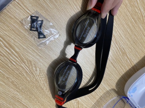 Kính cận đeo vô nhìn rõ, gói hàng k có hộp giấy nên hơi sơ sài, mới đầu điều chỉnh dây hơi khó nhưng sau đó thì cũng làm đc, ok