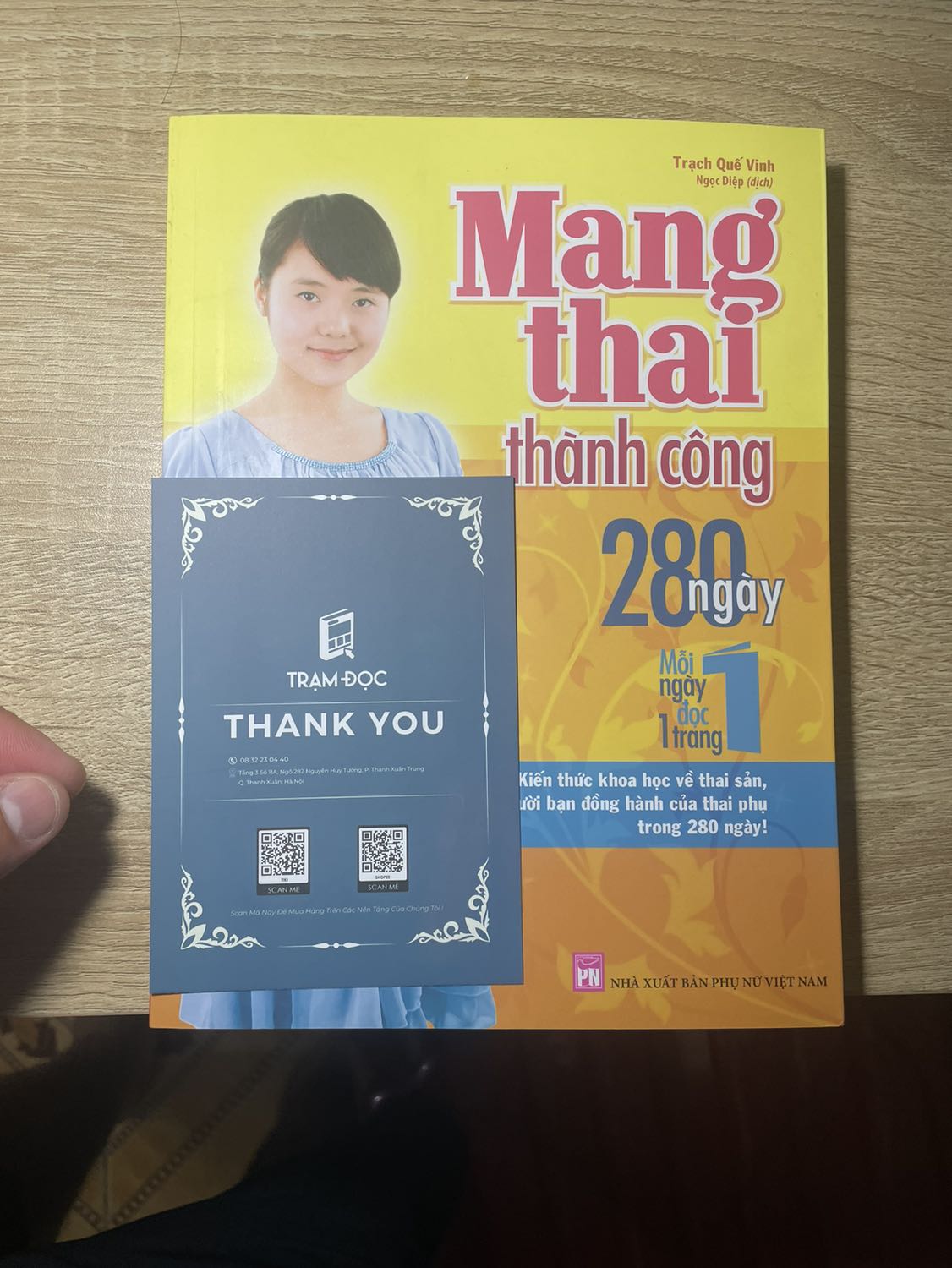 Shop giao hàng đóng gói cẩn thận, còn có tấm thiệp cảm ơn rất dễ thương và tặng mã giảm giá cho lần mua sau. Shop làm việc rất chuyên nghiệp