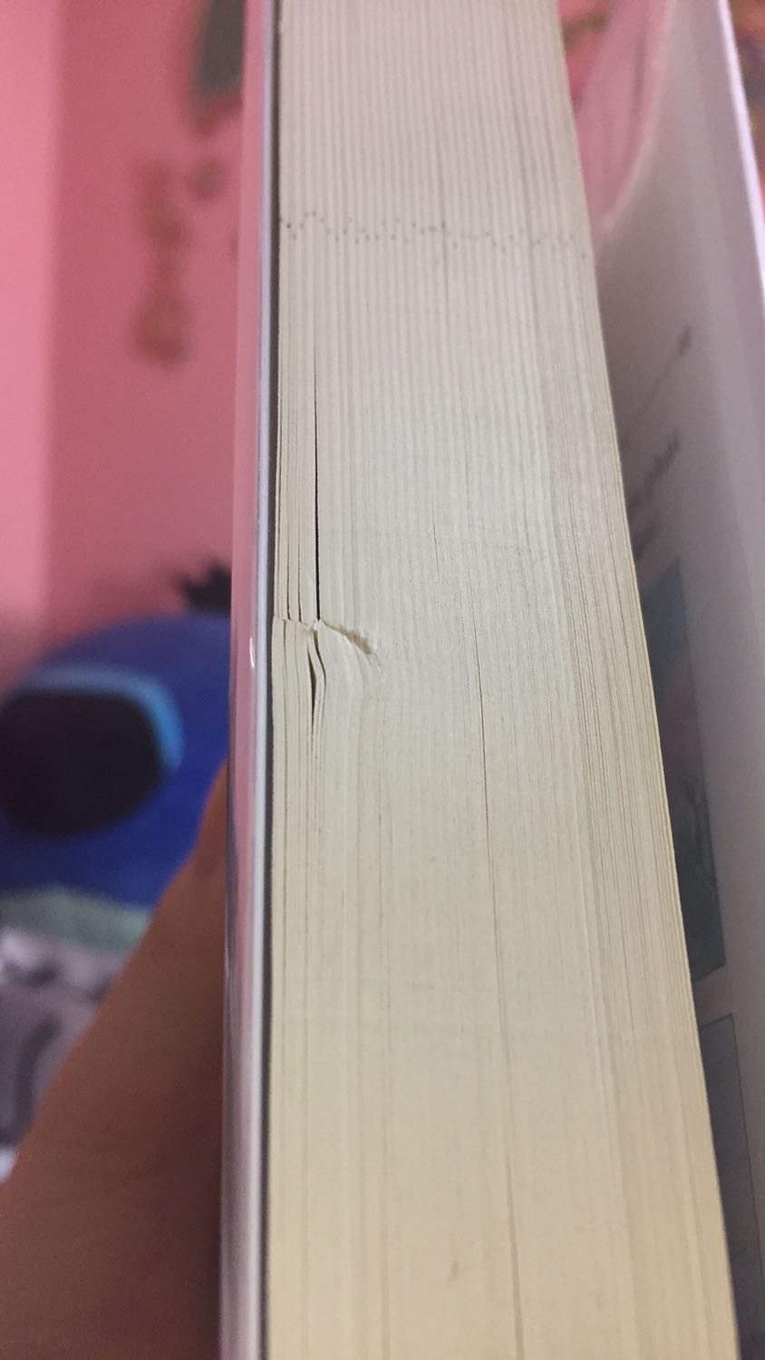 Tình hình là e mua 2 cuốn Hãy nhắm mắt khi anh đến, ship rất nhanh luôn ạ, e đặt tầm 9h tối đêm qua mà sáng nay đã nhận đc rồi. Cuốn 2 không có gì chê cả nhưng mà vấn đề nằm ở cuốn 1. Em nhận sách thì thấy bìa sách bong keo sắp tách ra khỏi sách luôn ạ, mấy chục trang đầu còn bị lỗi như hình e đã chụp khá khó chịu, bìa sách thì khá dơ, có thể do mực bị lem nên em không lau được. Ngoài 1 chút vđ như vậy thì tất cả mọi thứ còn lại đều ok hết.