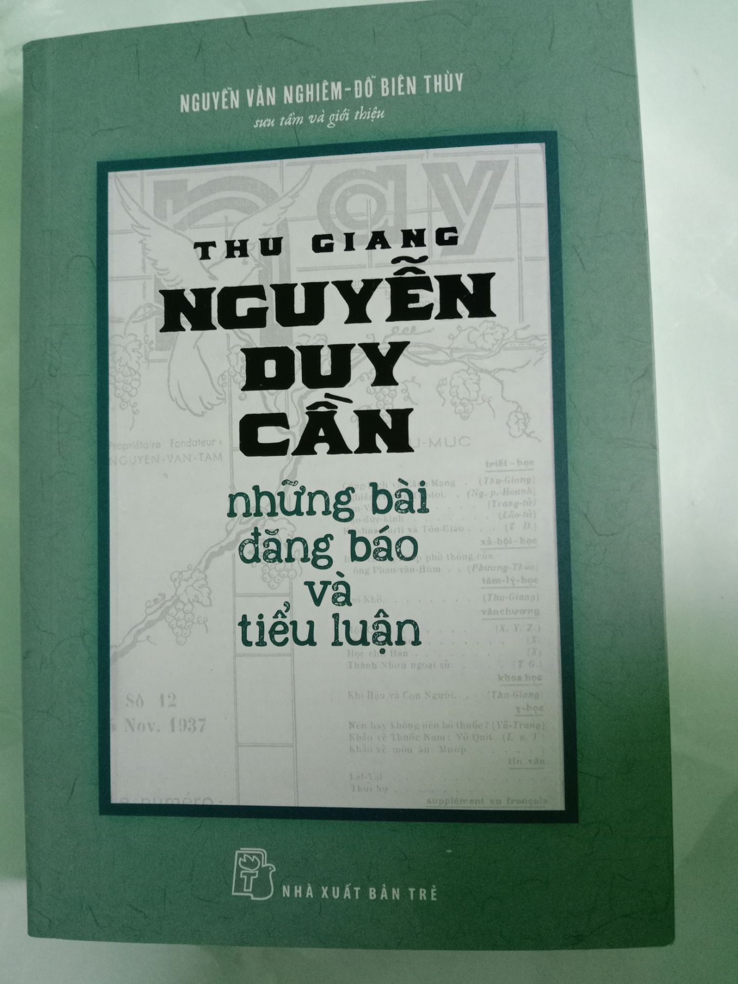 Sách được bọc kĩ càng, mở ra còn nghe mùi thơm của giấy mực mới. Kèm theo quyển sách là tấm thiệp bé xinh với lời tri ân của nxb Trẻ dành cho những độc giả của mình. Về nội dung thì như đã được giới thiệu trong phần mô tả sản phẩm nên cũng kg có gì để nói thêm. Với những độc giả yêu mến cụ Thu Giảng thì có lẽ đây chính là sản phẩm được mong đợi nhất trong thời gian qua kể từ sau bộ sách Dịch Kinh của cụ. Mong nxb Trẻ sẽ cho ra mắt thêm nhiều sách của cụ trong thời gian tới!