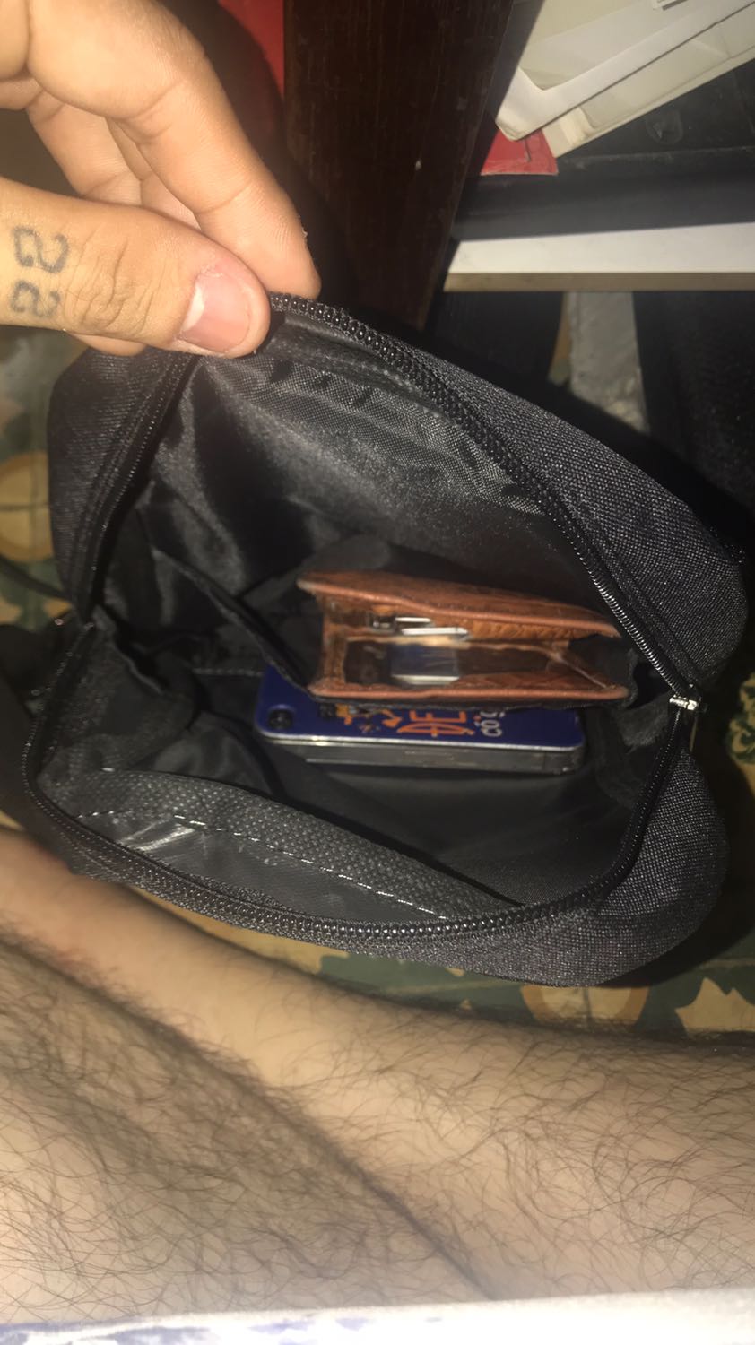 Mẫu mã đơn giản, chất liệu và hoàn thiện ổn.
Dây hơi ngắn so với mình đeo dù nới hết cỡ.