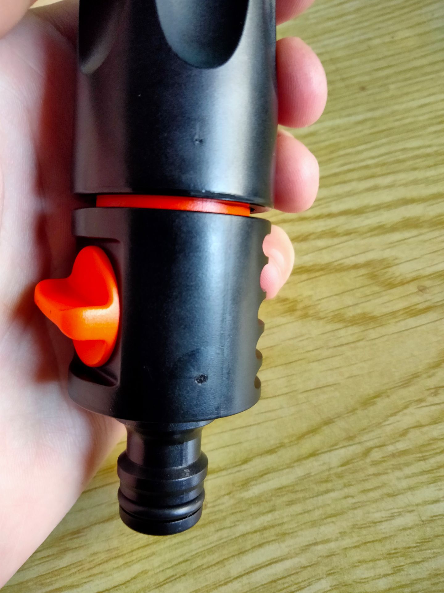 Hàng như mô tả. cầm chắc chắn.
Trên thân có vết trầy. Nước ra yếu hơn đầu vào (nhà mình không tăng áp nhưng nước cũng không đến nỗi)