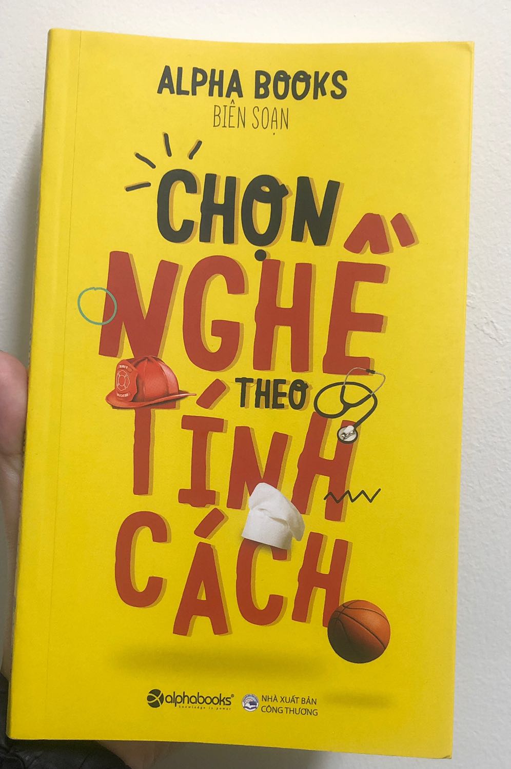 Cuốn sách khá bổ ích, hỗ trợ việc định hướng nghề nghiệp phù hợp cho mỗi cá nhân. Sách có bao gồm gợi ý ngành nghề thích hợp cho từng nhóm tích cách trong 16 nhóm mà bài trắc nghiệm MBTI đã phân chia. Đây là kiến thức nền cơ bản giúp xác nhận nghề phù hợp. Tuy nhiên điểm trừ của sách là chưa đề cập đến các ngành nghề mới xuất hiện những năm gần hơn như Youtuber, Freelancer, Influencer... Nhìn chung, sách có góc nhìn truyền thống, bổ ích, phù hợp cho những bạn còn đang mông lung và muốn bắt đầu tìm hiểu bản thân cũng như xác định nghề.