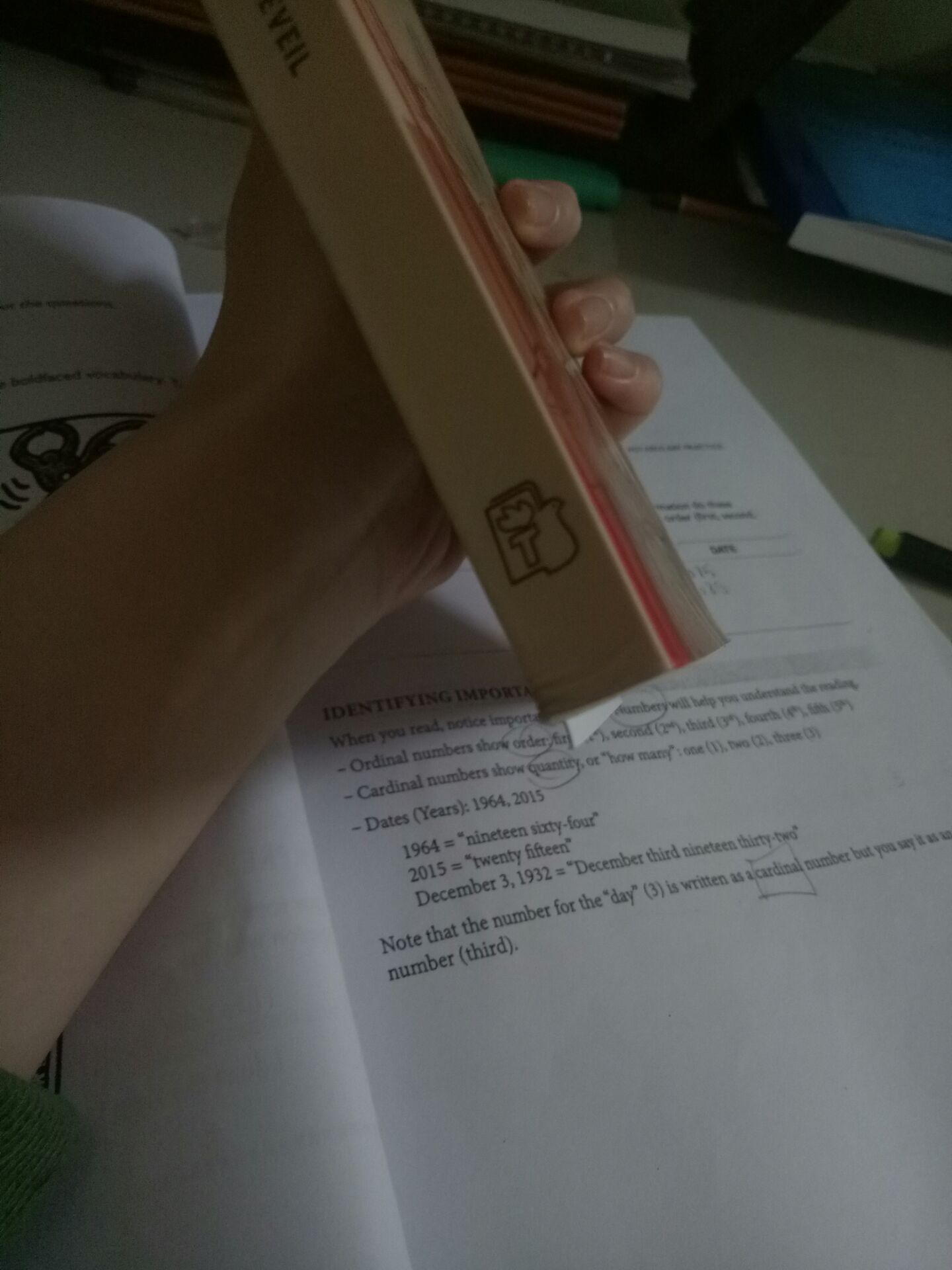 Sách dày, màu sác vàng nhạt, bìa cứng cáp.  Hơi móp đáy sách tí.