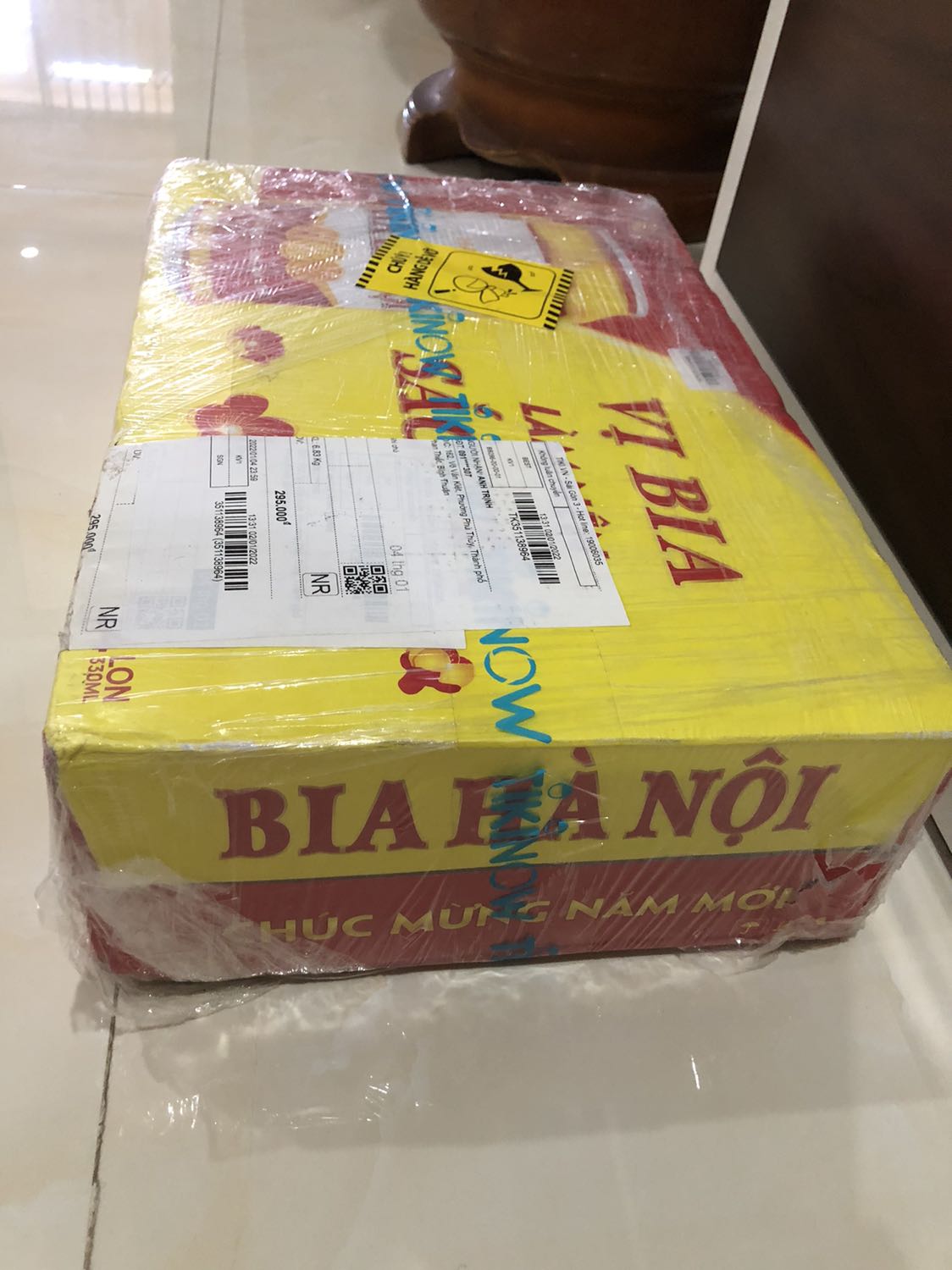 Vận chuyển từ Sài Gòn ra Phan Thiết 1 thùng bia Hà Nội. Phí vận chuyển chỉ có 16k. Cảm ơn Tiki rất nhiều, chỉ có thể là Tiki. Nhờ có Tiki mà mình được thưởng thức bia Hà Nội tại Phan Thiết.