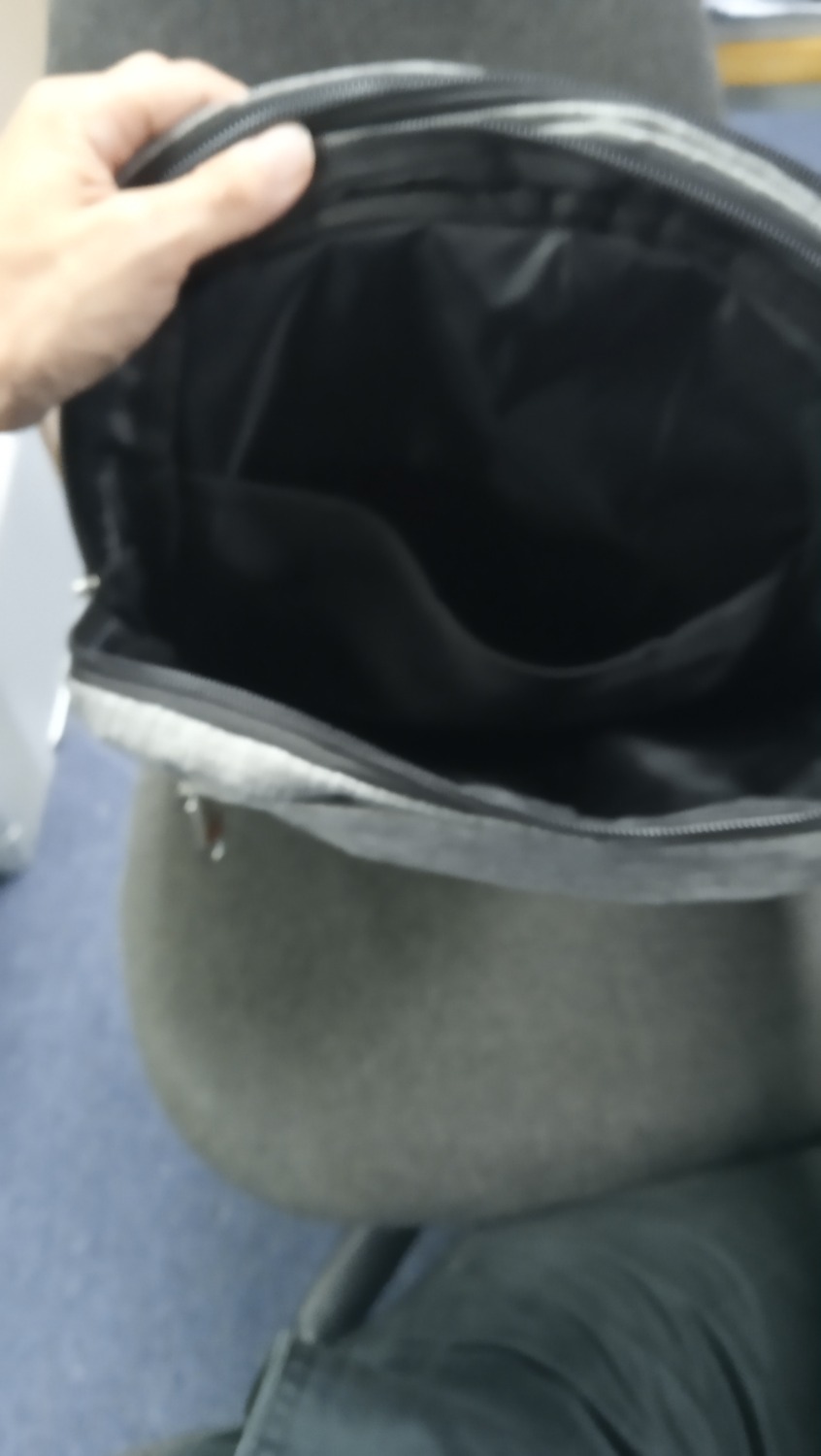 Mình hài lòng về sản phẩm này, mẫu mã bắt mắt, để được laptop 15 inch, có hai ngăn, nhưng không có túi nhỏ ở hai bên để đựng bình nước.
Còn chất lượng thì phải dùng  một thời gian mới rõ.