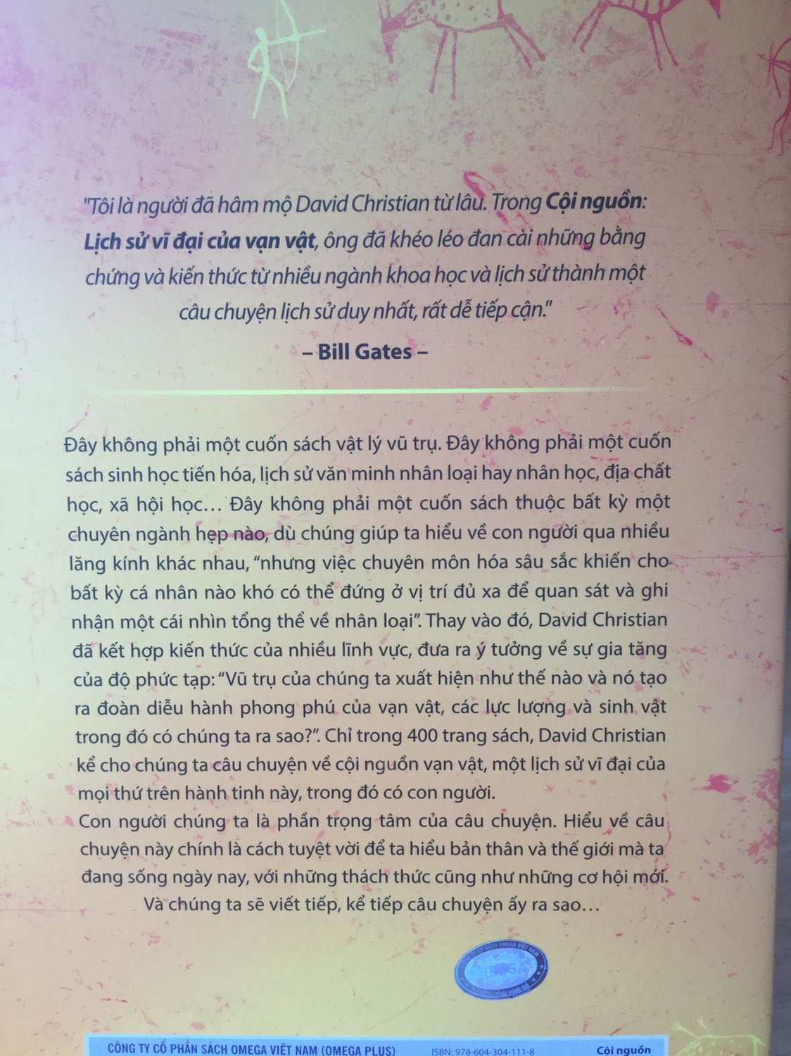 Cuốn sách được Bác Bill giới thiệu. 
Nếu như Homo Sapiens - Lược sử loài người, của Yuval Noah Harari, giới thiệu rất chi tiết về sự xuất hiện của loài người thông minh và sự tiến hoá suốt 600 ngàn năm đến nay (và cả cho tương lai Homo Deus), và đi xa hơn nữa là Jared Diamond đã sơ lược lịch sử loài người từ cách đây hơn 7 triệu năm qua bộ tuyệt tác của ông “Súng vi trùng và thép”...Thì cuốn sách này lại đi xa tới điểm xa nhất có thể - Cội nguồn, của David Christian - điểm vụ nổ Big Bang. 
Cái tựa thật xuất sắc để mô tả, cội nguồn, dẫn dắt chúng ta quay trở về với điểm xuất phát mà mọi thứ đều bắt nguồn từ đó. Để ta hiểu rõ rằng bản thân con người được tiến hoá đến nay, bản chất ban đầu cũng không khác gì vạn vật (đúng như triết lý nhà Phật rằng mình và vạn vật là một)
Nội dung từ những chương đầu hơi khó nhai vì nó dính dáng tới khoa học,và tác giả cố giải thích đơn giản nhất có thể rồi. Cho nên khi đọc đừng cố hiểu nếu chưa hiểu, hãy tạm chấp nhận và bỏ qua để việc đọc không bị chán. 
Đánh giá 9/10, vì nội dung đã được đầu tư quá nhiều nghiên cứu. 
Sơ lược về nội dung có thể xem trên YouTube kênh Ted talks (tìm theo tên tác giả)