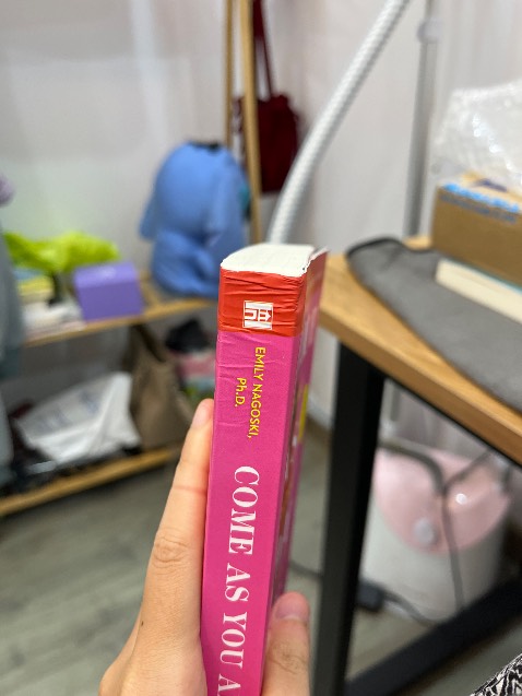 Tiki đóng gói sách chưa cẩn thận. Mình đặt *** chưa bao giờ sách móp mà đặt 3 cuốn trên Tiki cả 3 đều nhăn với móp gáy