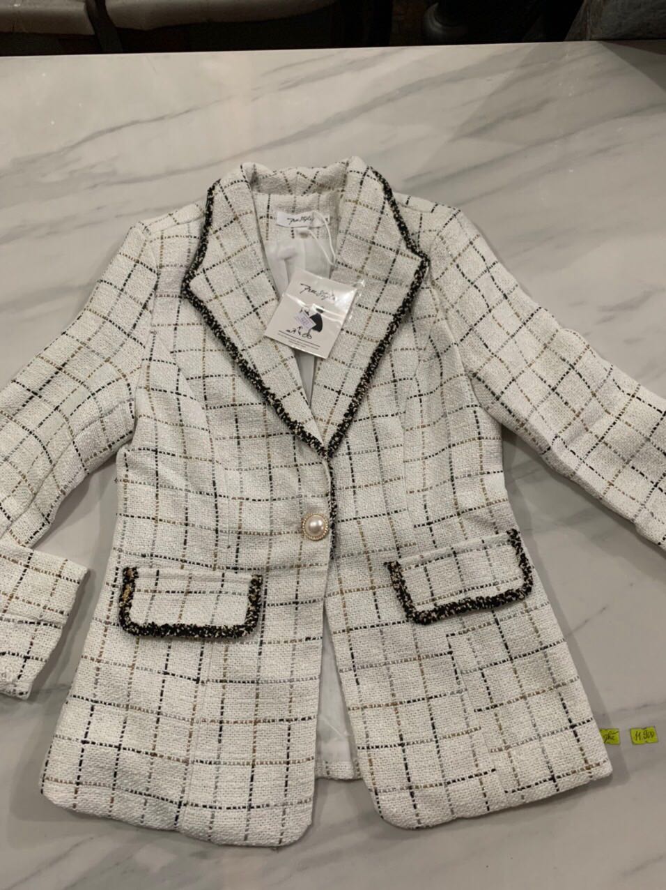 Bộ vest nữ cách điệu Tìm dc 1 áo khoác ưng ý thật khó mình là dân công sở nên khổ sở lắm, cũng may biết đên shop , minh vô cùng hài lòng khi mua đên 3 chiếc áo vest cua shop cái nao minh cung rất hài lòng , giá rẻ hơn khi mua ở store, giao hàng nhanh