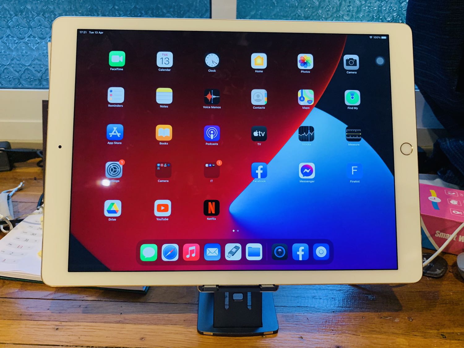 Chất lượng hoàn thiện sản phẩm tuyệt vời, rất đẹp và sang trọng. Thanks shop và nhà SX. Tuy nhiên shipper rất tệ ko thông báo cho người mua và gởi hàng tại bảo vệ. Đây là lần thứ 2 shipper ko thông báo người mua. Đề nghị Tiki làm việc với đối tác giao hàng