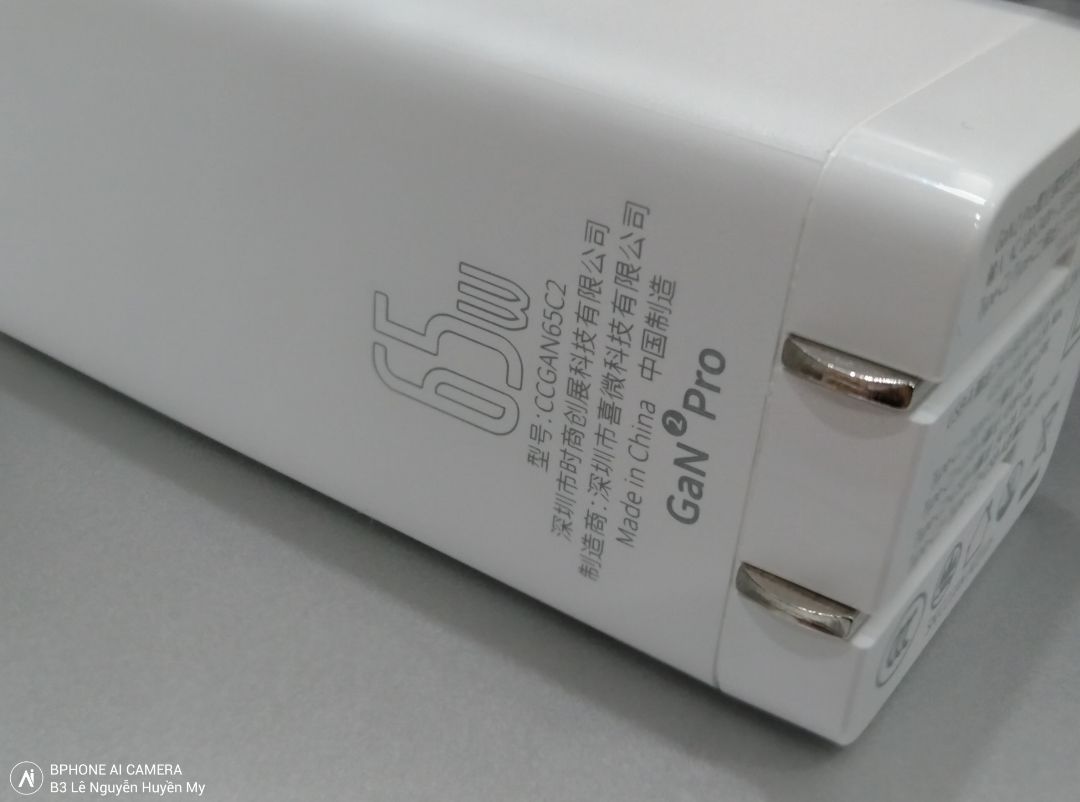 về giao hàng: Giao hàng nhanh. Nhưng lần này không thấy tiki gói hộp như các lần trước mà thay vào đó là gói túi bóng quấn keo.

về sản phẩm: nhỏ gọn, cầm chắc tay, có thử sạc cho iphone 12 mini, bphone 3, và macbook pro intel 2020, pin sạc dự phòng 20k mA tất cả đều ổn, sạc nhanh. khi sạc sờ vào chỉ hơi ấm, nhưng vẫn mát hơn cục sạc đang có.

bonus một số tấm hình.