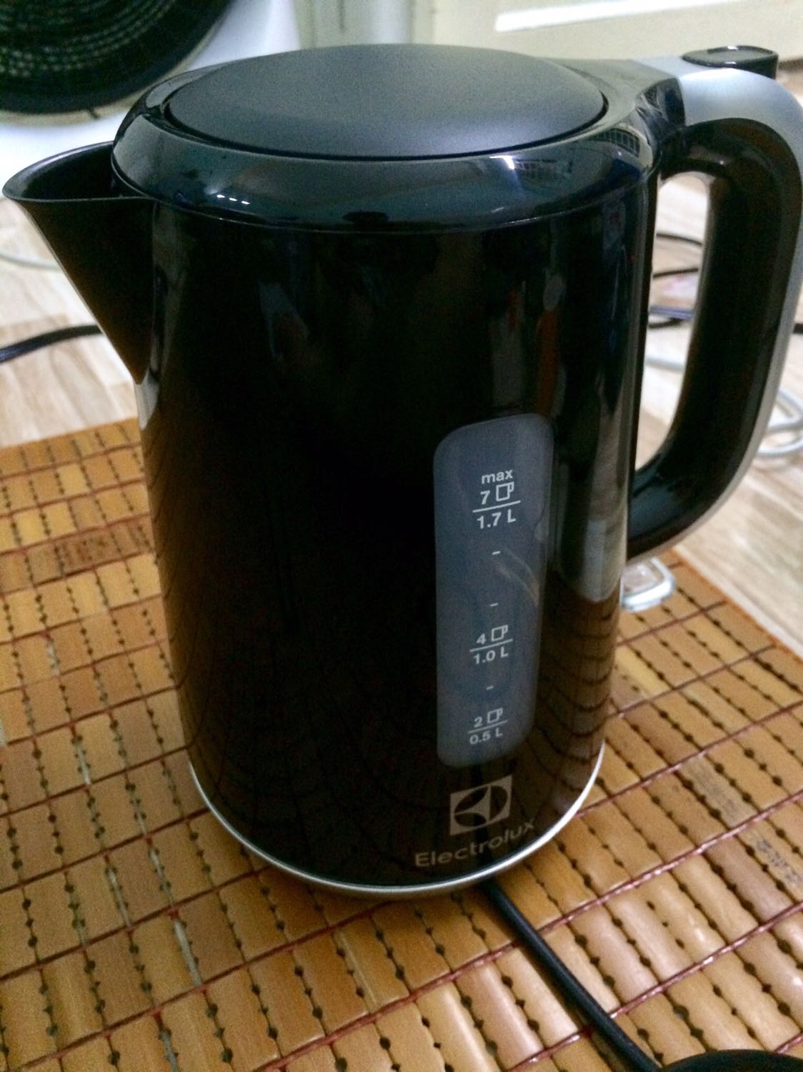 Ấm xài rất tốt, các nút bật rất êm và cầm không bị nóng tay.

Mình từng dùng ấm của nhiều hãng như Delite, Bluestone, Sunhouse, và cả Lock&Lock (theo mình thấy ấm đun L&L được cái mắc tiền thôi chứ xài tàm tạm) nhưng giờ thì rất hài lòng với dòng ấm này của Electrolux.

Rất đáng đồng tiền bát gạo.