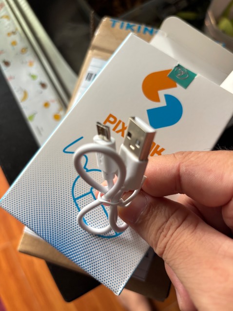 Sạc bẹp dúm thế này thì cắm vào kiểu gì?