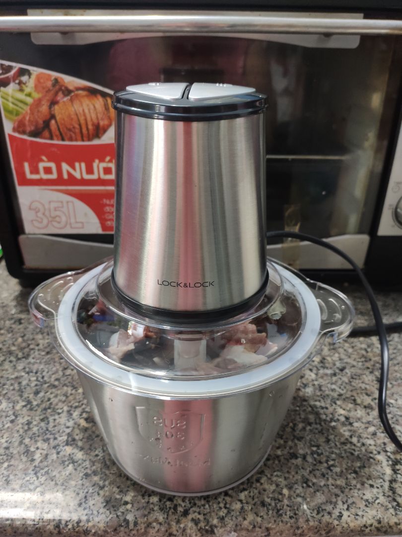K thể tin dc là cái máy xay này siêu nhân đến vậy,biết thế mình đã mua sớm hơn rồi.
nhà mình đúng là fan của Lock & Lock.
xài cực thích luôn nha mấy chị ơi,xay thịt tầm 20 giây là thịt nhuyễn ra luôn ấy,mà đặc biệt mình thấy cực kì vệ sinh khi ăn thịt xay ở nhà.