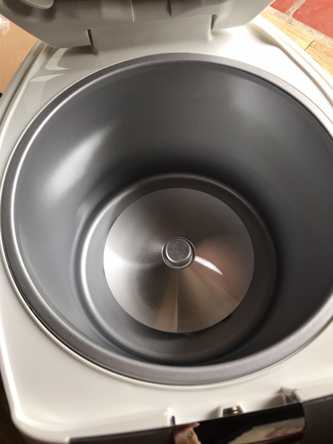 Giao hàng nhanh chóng đóng gói chỉ có thêm lớp nilong bao ngoài quanh hộp đựng. Sản phẩm nhận được còn nguyên vẹn, sản phẩm mới, đăng kí bảo hành còn đủ 12 tháng luôn nhé. Lòng nồi dày cầm nặng tay. Do đã có người thân sử dụng 1 thời gian thấy nấu ngon và giữ nóng lâu nên quyết định mua loại này của hãng. Giao hàng nhanh chóng đóng gói chỉ có thêm lớp nilong bao ngoài quanh hộp đựng. Sản phẩm nhận được còn nguyên vẹn, sản phẩm mới, đăng kí bảo hành còn đủ 12 tháng luôn nhé. Lòng nồi dày cầm nặng tay. Do đã có người thân sử dụng 1 thời gian thấy nấu ngon và giữ nóng lâu nên quyết định mua loại này của hãng.