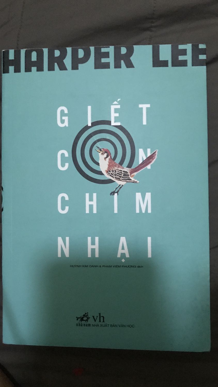 Lỗi NXB khi cắt bìa quyển sách, chữ HARPER LEE bị méo hẳn. Thiết kế bìa cũng không đẹp. Mua quyển sách vì nội dung, chứ để sưu tầm đọc đi đọc lại chắc không được vì hình thức của sách (giấy, keo, thiết kế) không được đầu tư, mở ra đọc vài lần chắc bung keo sớm :(