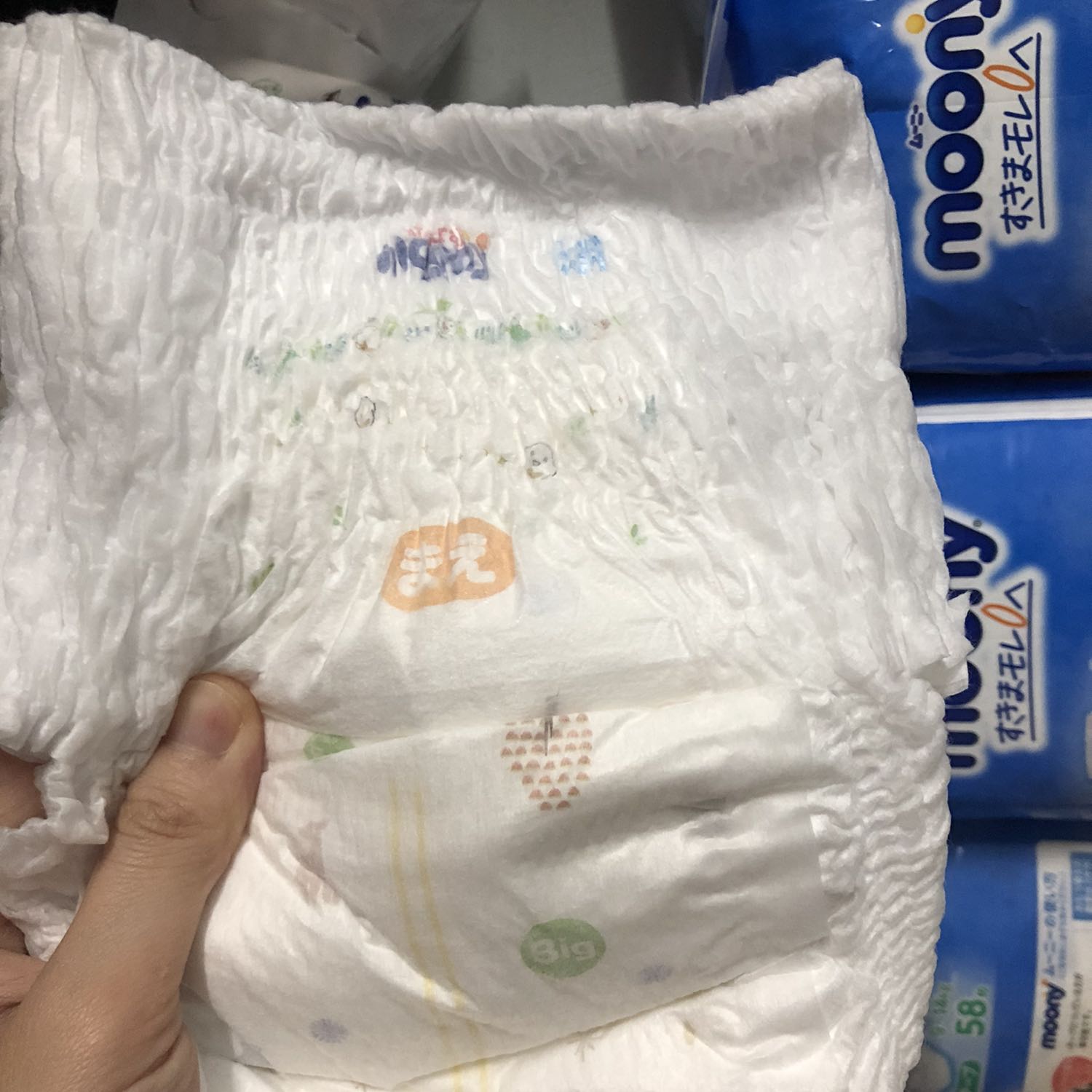 Bỉm moony vẫn rất ưng. 
Mình mua size lớn hơn 1 xíu nhưng phù hợp dùng đêm vì bé tè nhiều sợ tràn bỉm.
Mình mua giữa tháng 3/22, bỉm sản xuất tháng 1/22. 
Ship siêu nhanh, trước ngày hẹn.