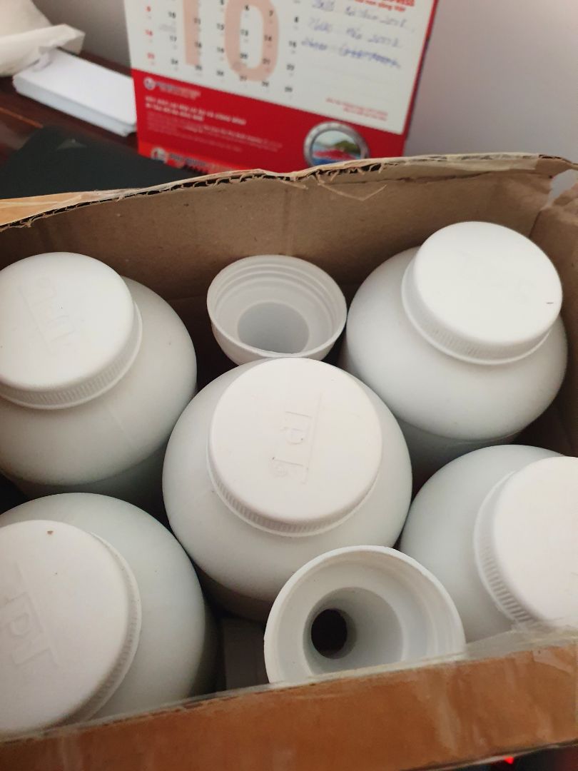 Mình mua sài lâu rồi. Nói.chung là mực in sắc nét nên mua. Có điều lần đầu tự thay hơi khó khăn tí. Mình thậm chí đã làm hư lun 1 cụm mực in..nên mua nha cả nha